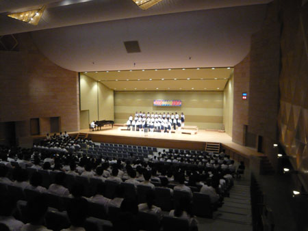 制服もまぶしい